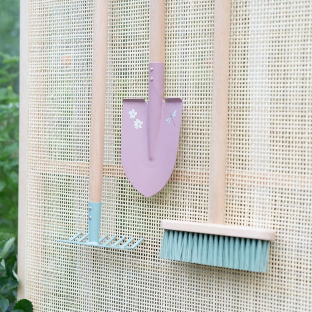 De Little Dutch bezem forest friends maakt schoonmaken leuk voor kinderen. Gemaakt van stevig hout en kunststof, perfect voor binnen en buiten. VanZus