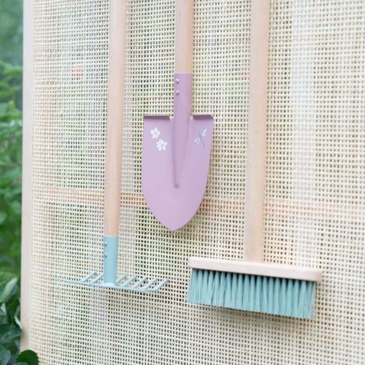 De Little Dutch bezem forest friends maakt schoonmaken leuk voor kinderen. Gemaakt van stevig hout en kunststof, perfect voor binnen en buiten. VanZus