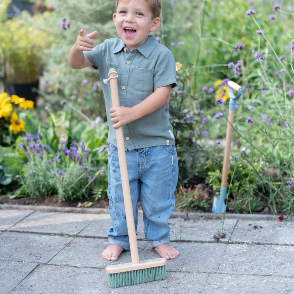 De Little Dutch bezem forest friends maakt schoonmaken leuk voor kinderen. Gemaakt van stevig hout en kunststof, perfect voor binnen en buiten. VanZus