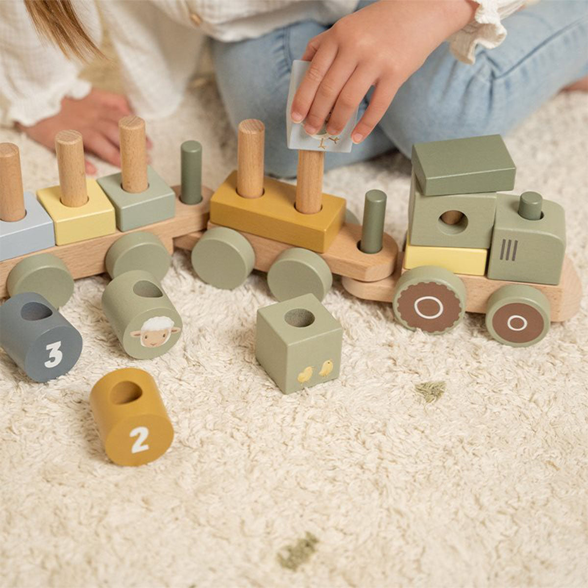 Is jouw kindje fan van treinen? Dan is deze Little Dutch blokkentrein tractor little farm een must have voor in de speelgoedcollectie. Dankzij de houten blokken in verschillende vormen en kleuren wordt de creativiteit en fantasie van je kindje gestimuleerd. VanZus