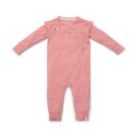 Dit lieve boxpakje in de variant overslag pink blush van het Nederlandse merk Little Dutch is wat ons betreft een echte must have. Het pakje zit onwijs comfortabel voor jouw kleintje en ziet er natuurlijk heel schattig uit! VanZus