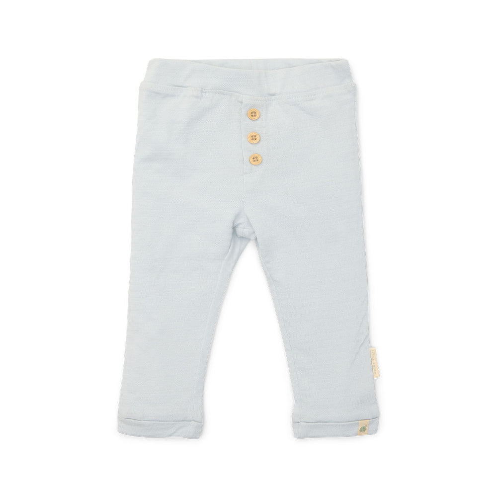 Dit lieve broekje in de kleur baby blue van het merk Little Dutch is gemaakt van biologisch katoen en is het perfect voor elke avontuur van je kindje. De jogger heeft handige heeft een mooie, lichtblauwe kleur en is gemaakt van een heerlijk zachte en soepele stof. VanZus