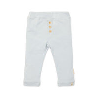 Dit lieve broekje in de kleur baby blue van het merk Little Dutch is gemaakt van biologisch katoen en is het perfect voor elke avontuur van je kindje. De jogger heeft handige heeft een mooie, lichtblauwe kleur en is gemaakt van een heerlijk zachte en soepele stof. VanZus
