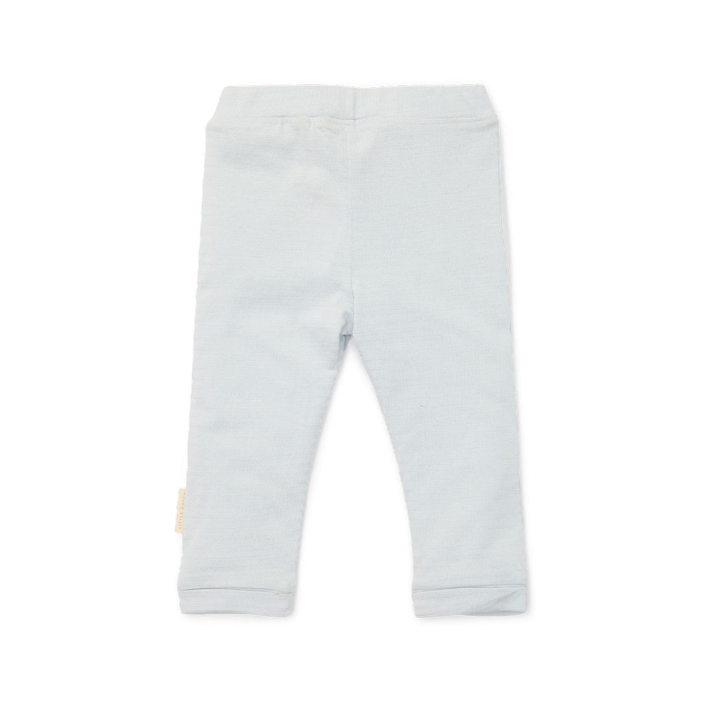 Dit lieve broekje in de kleur baby blue van het merk Little Dutch is gemaakt van biologisch katoen en is het perfect voor elke avontuur van je kindje. De jogger heeft handige heeft een mooie, lichtblauwe kleur en is gemaakt van een heerlijk zachte en soepele stof. VanZus