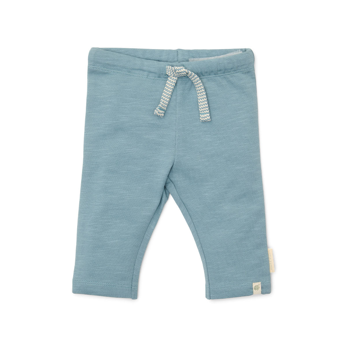 Dit lieve broekje in de kleur stone blue van het merk Little Dutch is gemaakt van biologisch katoen en is het perfect voor elke avontuur van je kindje. De jogger heeft handige heeft een mooie, blauwe kleur en is gemaakt van een heerlijk zachte en soepele stof. VanZus