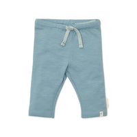 Dit lieve broekje in de kleur stone blue van het merk Little Dutch is gemaakt van biologisch katoen en is het perfect voor elke avontuur van je kindje. De jogger heeft handige heeft een mooie, blauwe kleur en is gemaakt van een heerlijk zachte en soepele stof. VanZus