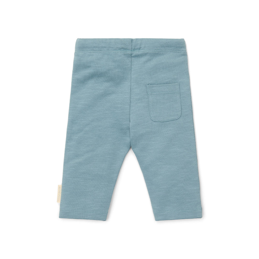 Dit lieve broekje in de kleur stone blue van het merk Little Dutch is gemaakt van biologisch katoen en is het perfect voor elke avontuur van je kindje. De jogger heeft handige heeft een mooie, blauwe kleur en is gemaakt van een heerlijk zachte en soepele stof. VanZus