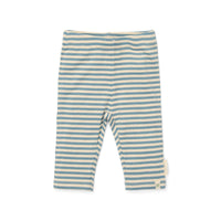 Dit lieve broekje in de kleur stone blue stripe van het merk Little Dutch is gemaakt van biologisch katoen en is perfect voor elke avontuur van je kindje. VanZus