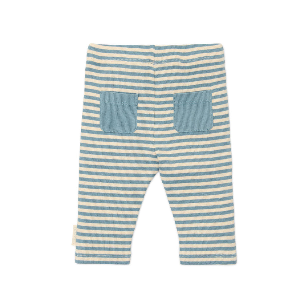 Dit lieve broekje in de kleur stone blue stripe van het merk Little Dutch is gemaakt van biologisch katoen en is perfect voor elke avontuur van je kindje. VanZus