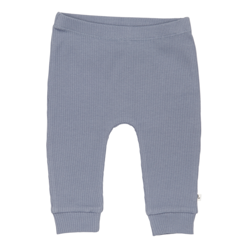 Deze rib broek blue van Little Dutch is een heerlijke basic die je uitstekend kunt combineren met de andere items van Little Dutch! Dit blauwkleurige broekje voor jouw kleintje is namelijk superveelzijdig en kun je op veel verschillende manieren combineren. VanZus