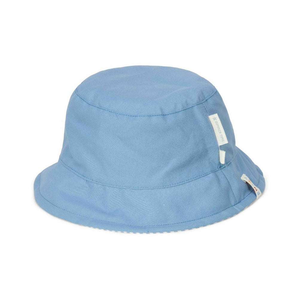 Deze leuke bucket hat van het merk Little Dutch is ideaal voor de zomerse dagen. Dit schattige hoedje is omkeerbaar en is voorzien van een speciale UPF-coating op de stof. VanZus