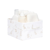 Geen rondslingerende luiers, tubes en flesjes meer. Met dit grote commodemandje uit de collectie baby bunny van Little Dutch blijft de commode mooi opgeruimd en georganiseerd! De commodemand van Little Dutch is prachtig afgewerkt en heeft een schattige konijnenprint. VanZus