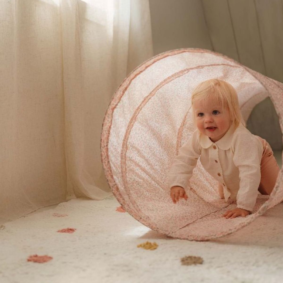 De Little Dutch Fairy Garden kruiptunnel biedt uren speelplezier voor kinderen vanaf 12 maanden. In de kleur roze. Eenvoudig mee te nemen met draagtas. VanZus