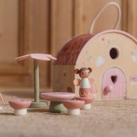 Ontdek het Little Dutch feeënhuisje uit de fairy garden-collectie! Dit magische huisje prikkelt de creativiteit van je kindje met schattige accessoires. Perfect voor fantasierijk spelen en eenvoudig mee te nemen. VanZus