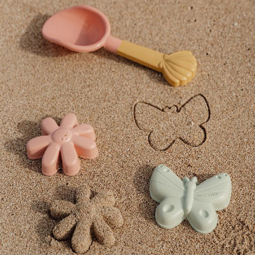 Creëer een betoverende strandervaring voor je kleintje met de flowers strandset van het merk Little Dutch. Deze leuke strandset bestaat uit 3 delen en ziet er supervrolijk uit. Deze vrolijke set bestaat uit een schepje en twee zandvormpjes. VanZus
