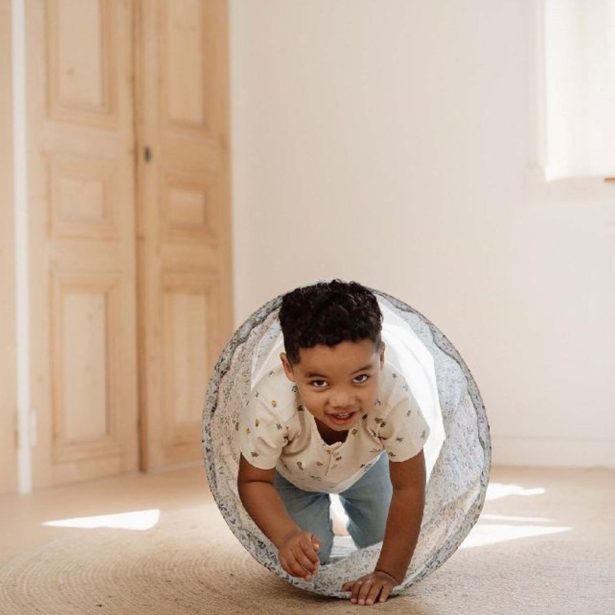 De Little Dutch Forest Friends kruiptunnel biedt urenlang speelplezier. Ideaal voor binnen en buiten, met handige draagtas. In de kleur blauw. 12+ maanden. VanZus