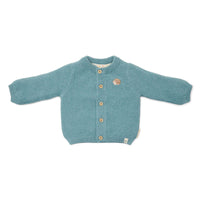 Wat zal het gebreid vest in de kleur baby blue van Little Dutch je kindje mooi staan! Het lichtblauwe vestje is heerlijk zacht en comfortabel door het zachte biologisch katoen. Het gebreide vestje is fijn te dragen als het wat frisser wordt en leent zich perfect voor het maken van laagjes. VanZus