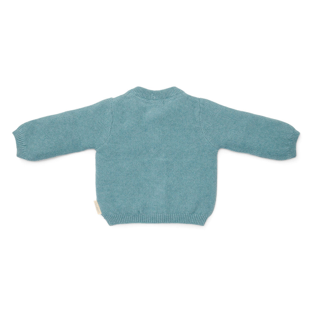 Wat zal het gebreid vest in de kleur baby blue van Little Dutch je kindje mooi staan! Het lichtblauwe vestje is heerlijk zacht en comfortabel door het zachte biologisch katoen. Het gebreide vestje is fijn te dragen als het wat frisser wordt en leent zich perfect voor het maken van laagjes. VanZus