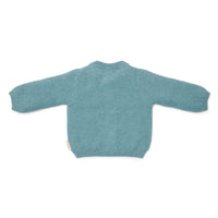 Wat zal het gebreid vest in de kleur baby blue van Little Dutch je kindje mooi staan! Het lichtblauwe vestje is heerlijk zacht en comfortabel door het zachte biologisch katoen. Het gebreide vestje is fijn te dragen als het wat frisser wordt en leent zich perfect voor het maken van laagjes. VanZus