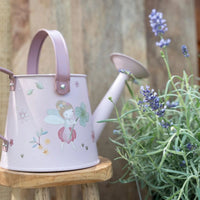 De Little Dutch gieter fairy garden maakt tuinieren leuk voor kinderen. Duurzaam, schattig en gemakkelijk in gebruik. Perfect voor jonge tuinierders! VanZus