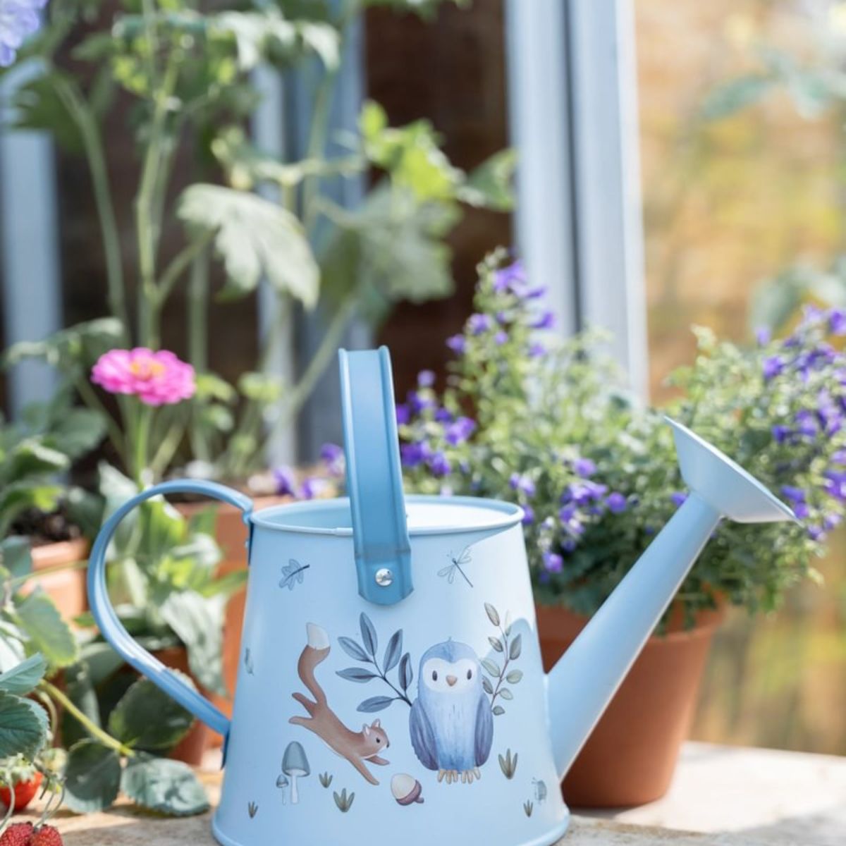 Maak tuinieren leuk met de Little Dutch gieter forest friends. Perfect voor kinderen, met schattige bosillustraties. Verkrijgbaar bij VanZus.