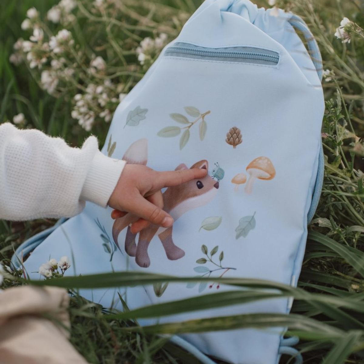De Little Dutch gymtas Forest Friends is ideaal voor school of sport, met een milieuvriendelijke touch. Gemaakt van gerecycled materiaal. VanZus