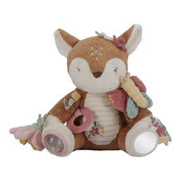 De activiteitenknuffel hert uit de fairy garden-collectie van Little Dutch is een zachte speelkameraad met knispertjes, rammelaar en labeltjes. Perfect voor zintuiglijke stimulatie en motorische ontwikkeling. VanZus