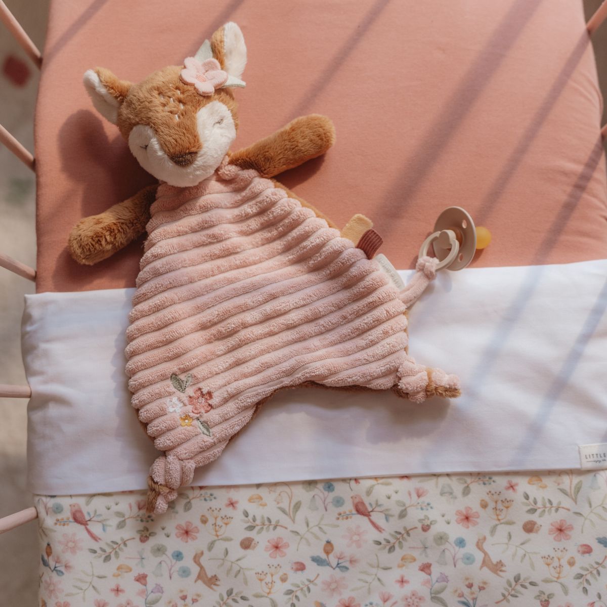 Het hert knuffeldoekje uit de fairy garden-collectie van het merk Little Dutch biedt troost en comfort. Van zachte materialen, perfect voor kleine handjes en geschikt vanaf de geboorte.  VanZus