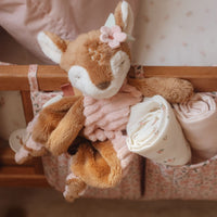 Het hert knuffeldoekje uit de fairy garden-collectie van het merk Little Dutch biedt troost en comfort. Van zachte materialen, perfect voor kleine handjes en geschikt vanaf de geboorte.  VanZus