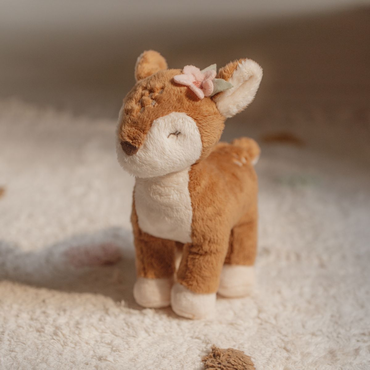 Dit schattige hertje uit de fairy garden-collectie van Little Dutch is een betoverende knuffelvriendin. Met haar zachte vacht en schattige bloemetje is ze perfect voor knuffels en fantasierijk spel. VanZus