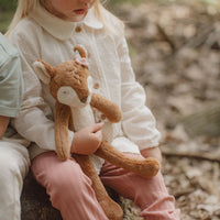 De Little Dutch hert long legs knuffel uit de fairy garden-collectie is de perfecte speelkameraad voor jouw kleintje. Zacht, lichtgewicht en met een schattig ontwerp, ideaal voor knuffelen en spelen. VanZus