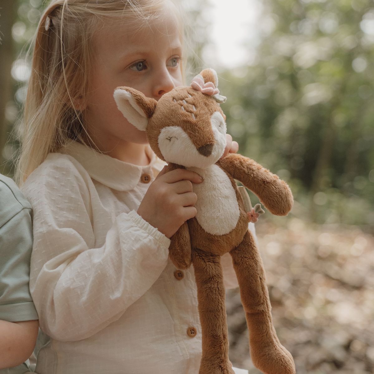 De Little Dutch hert long legs knuffel uit de fairy garden-collectie is de perfecte speelkameraad voor jouw kleintje. Zacht, lichtgewicht en met een schattig ontwerp, ideaal voor knuffelen en spelen. VanZus