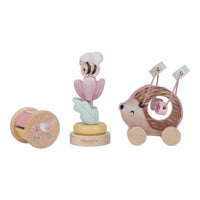 Kijk eens wat een mooie giftset! De activity speelgoed giftset in de variant fairy garden van het Nederlandse merk Little Dutch is er een die zeker in de smaak zal vallen. Deze prachtige set bevat diverse houten speeltjes die de zintuigen prikkelen en de motorische vaardigheden van je kleintje stimuleren. VanZus