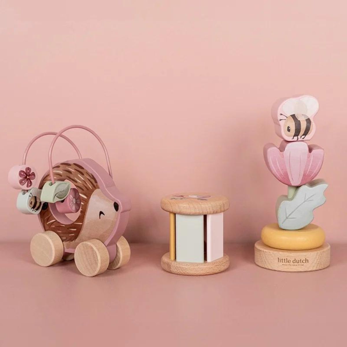 Kijk eens wat een mooie giftset! De activity speelgoed giftset in de variant fairy garden van het Nederlandse merk Little Dutch is er een die zeker in de smaak zal vallen. Deze prachtige set bevat diverse houten speeltjes die de zintuigen prikkelen en de motorische vaardigheden van je kleintje stimuleren. VanZus