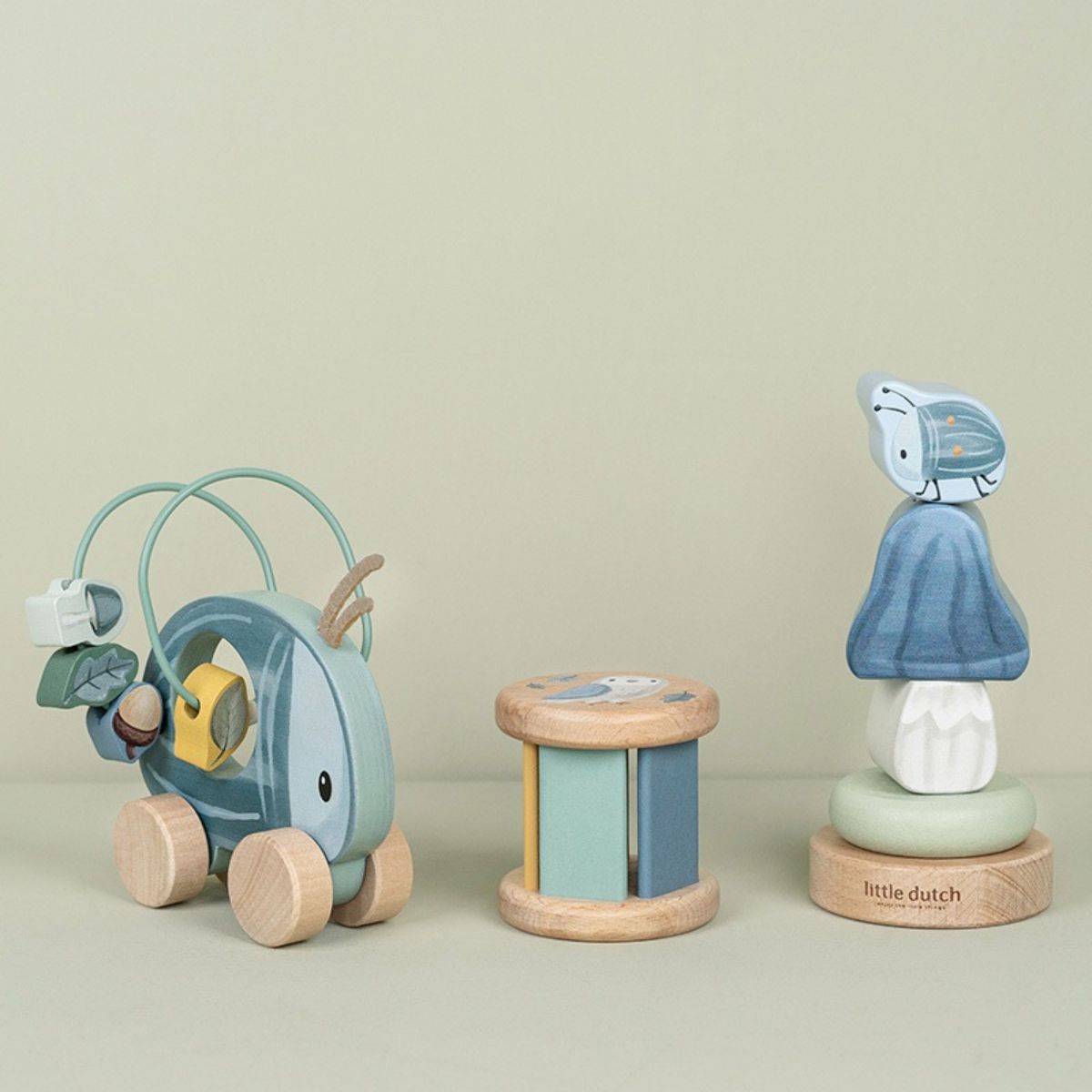 De activity speelgoed giftset in forest friends van Little Dutch is geweldig! De set bestaat uit drie houten speeltjes die motorische vaardigheden stimuleren en creativiteit prikkelen. Perfect als cadeau! VanZus