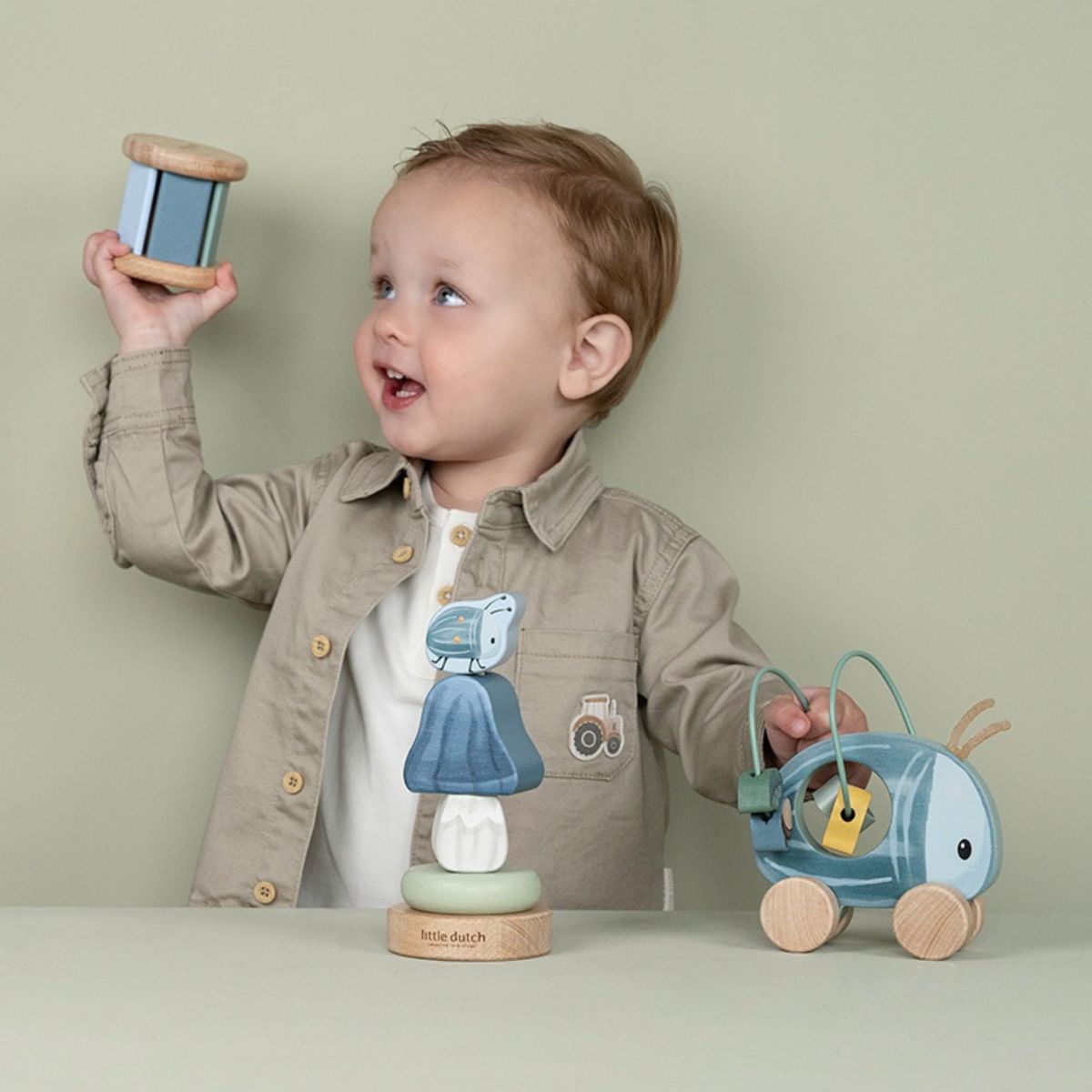 De activity speelgoed giftset in forest friends van Little Dutch is geweldig! De set bestaat uit drie houten speeltjes die motorische vaardigheden stimuleren en creativiteit prikkelen. Perfect als cadeau! VanZus