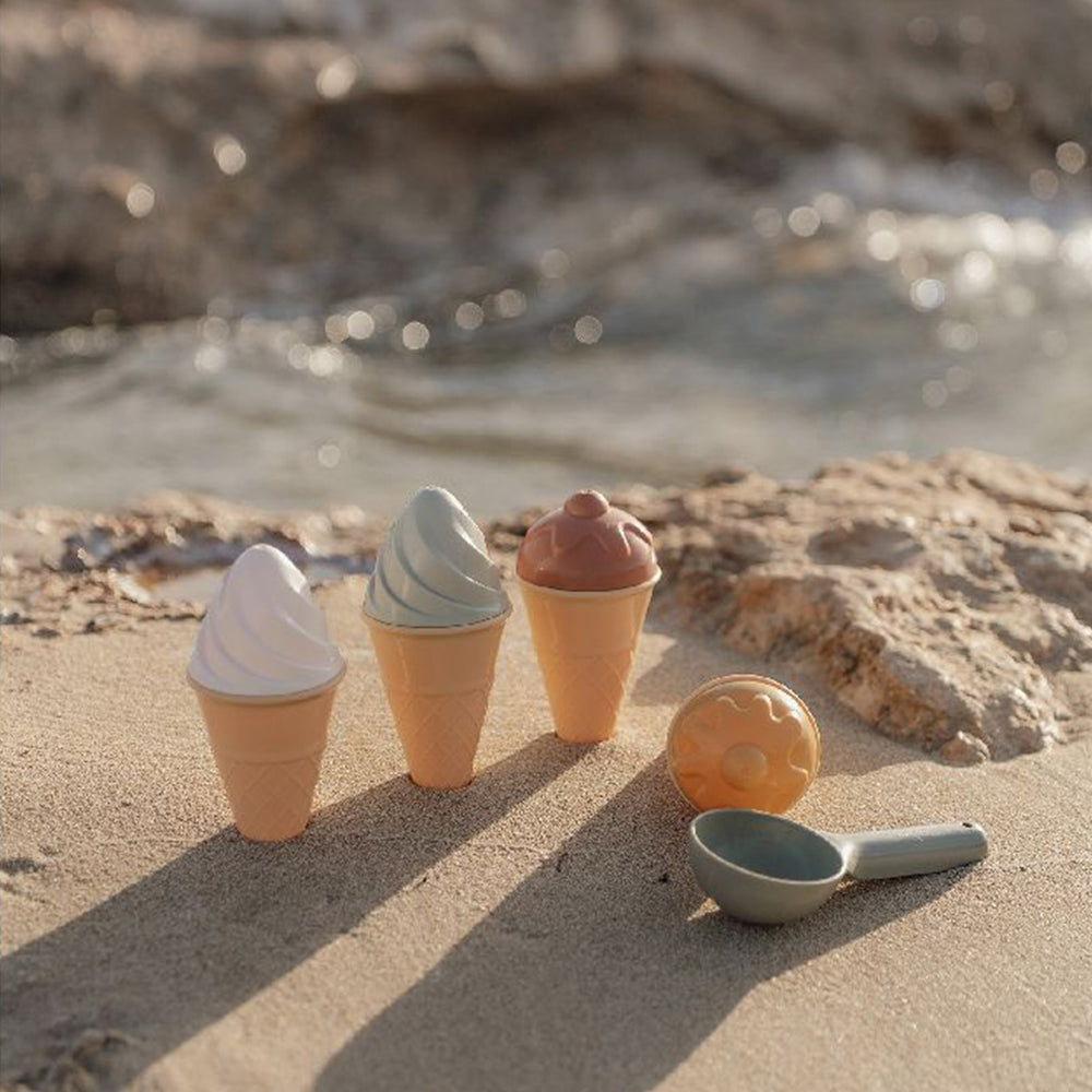 Maak de lekkerste ijsjes van zand met deze superleuke 9-delige ijsjes strandset van het merk Little Dutch. Met deze geweldige strandset kan je kindje de lekkerste zandijsjes maken. Superleuk voor op het strand of in de zandbak. VanZus