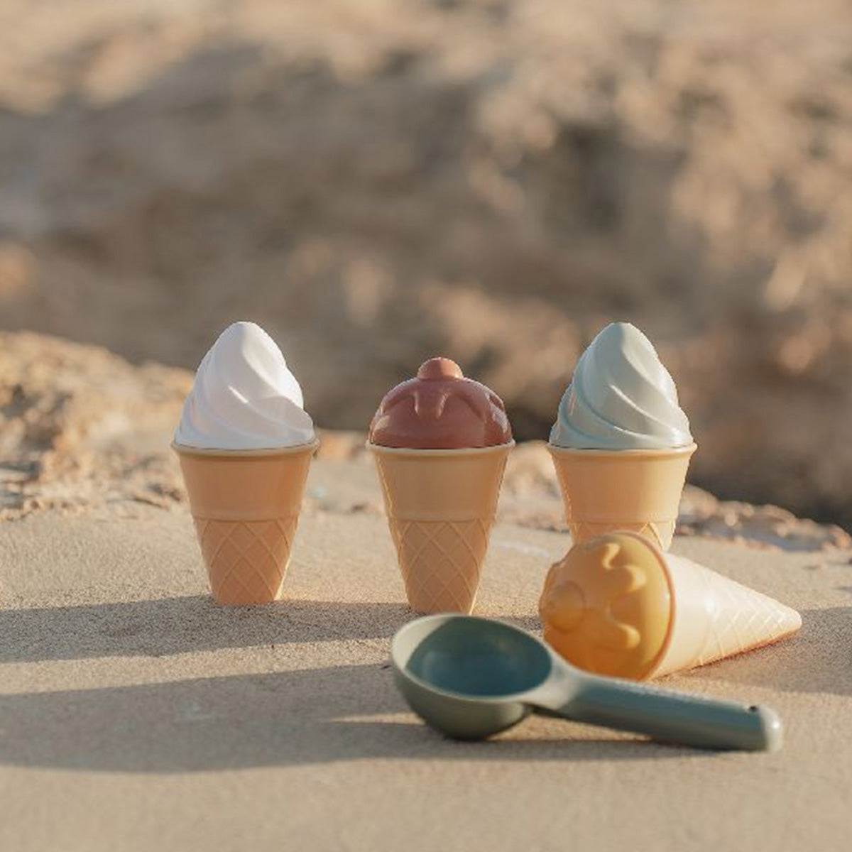 Maak de lekkerste ijsjes van zand met deze superleuke 9-delige ijsjes strandset van het merk Little Dutch. Met deze geweldige strandset kan je kindje de lekkerste zandijsjes maken. Superleuk voor op het strand of in de zandbak. VanZus