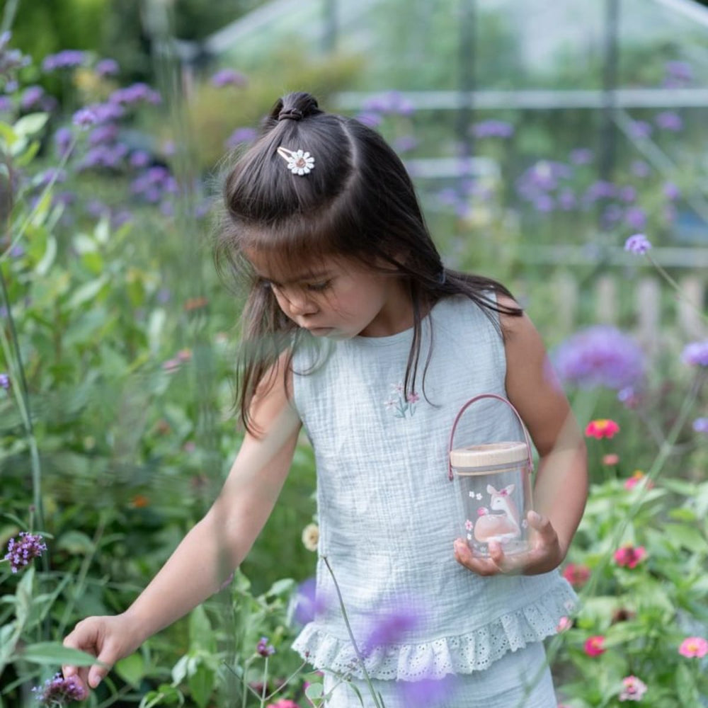 Het Little Dutch insectenpotje fairy garden is perfect voor kleine avonturiers die de natuur willen verkennen. Met vergrootglas en luchtgaatjes. VanZus