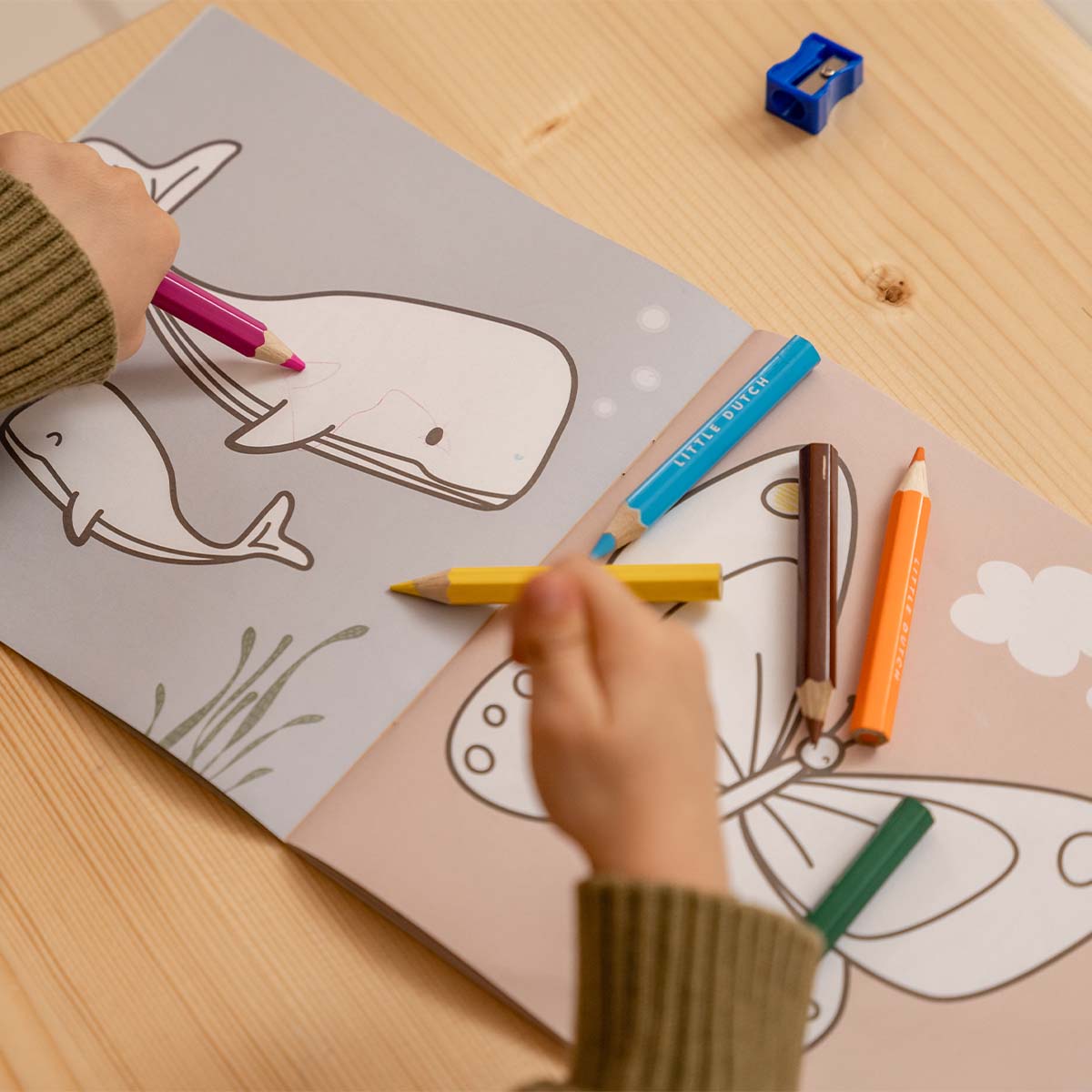 Het is tijd om lekker creatief aan de slag te gaan! Dit kleurboek van Little Dutch van 20 x 20 cm is perfect voor alle kleine kunstenaars. Het kleurboekje is gemaakt van stevig papier en bestaat uit 24 leuke tekeningen die simpel en toch interessant zijn. 