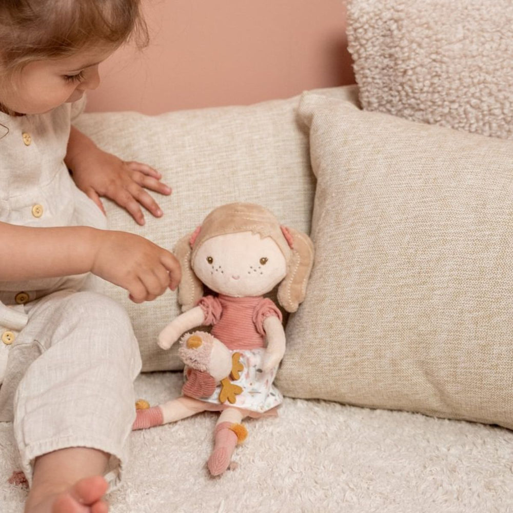 Little Dutch knuffelpop Anna is een zachte, kleurrijke pop van 35 cm. Perfect voor knuffelen en spelen. Wordt geleverd in een geschenkdoos. VanZus