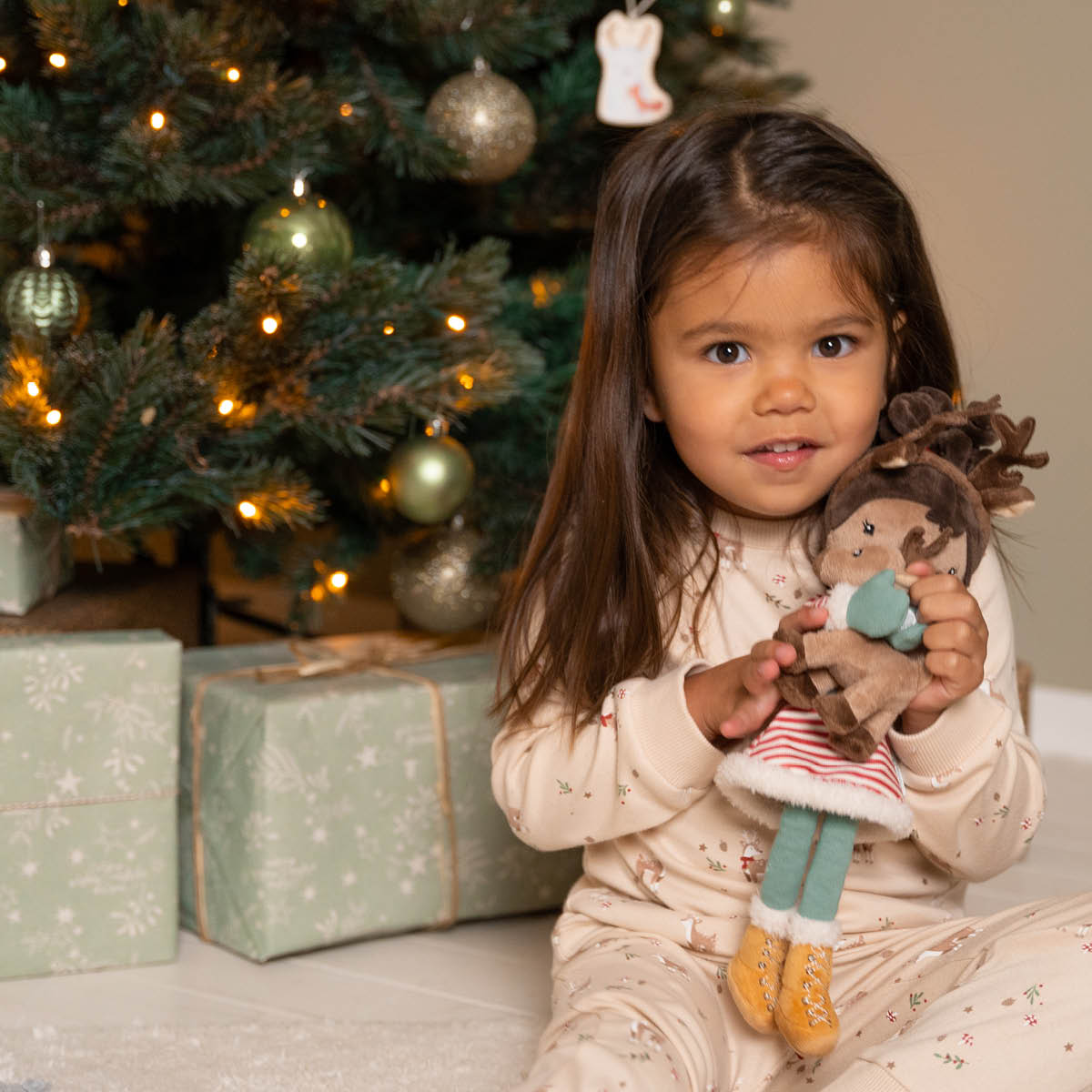 De superschattige knuffelpop Evi van Little Dutch is er nu ook in een Kerst-versie! Deze superschattige pop is een unieke aanwinst in de knuffelcollectie van je kleintje en voegt een vleugje magie toe aan de feestdagen. VanZus