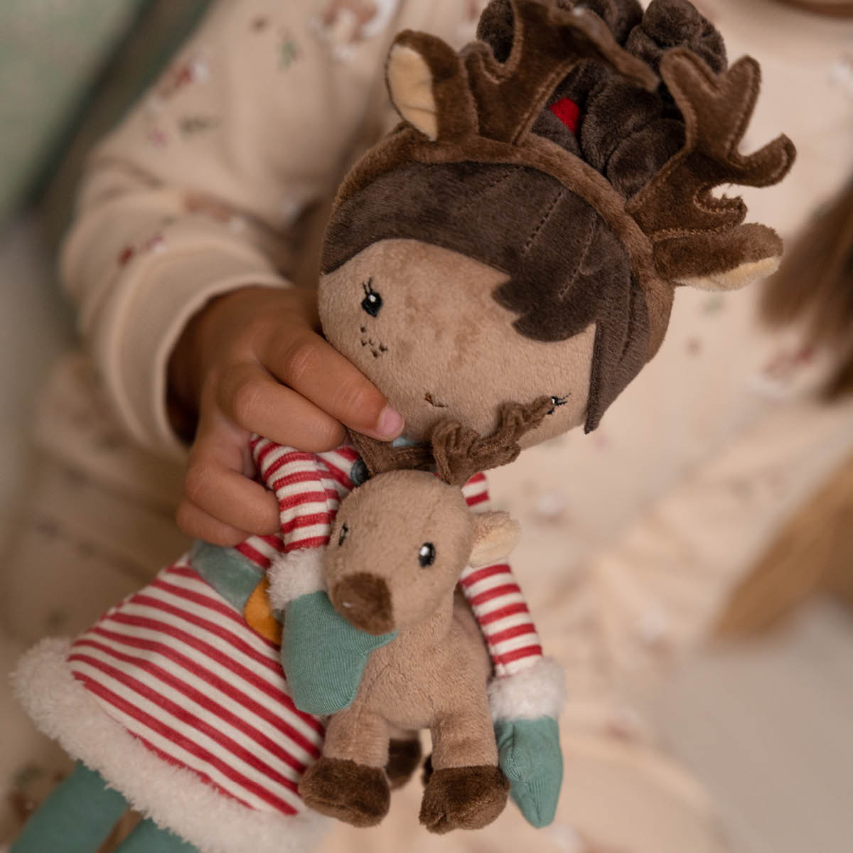 De superschattige knuffelpop Evi van Little Dutch is er nu ook in een Kerst-versie! Deze superschattige pop is een unieke aanwinst in de knuffelcollectie van je kleintje en voegt een vleugje magie toe aan de feestdagen. VanZus