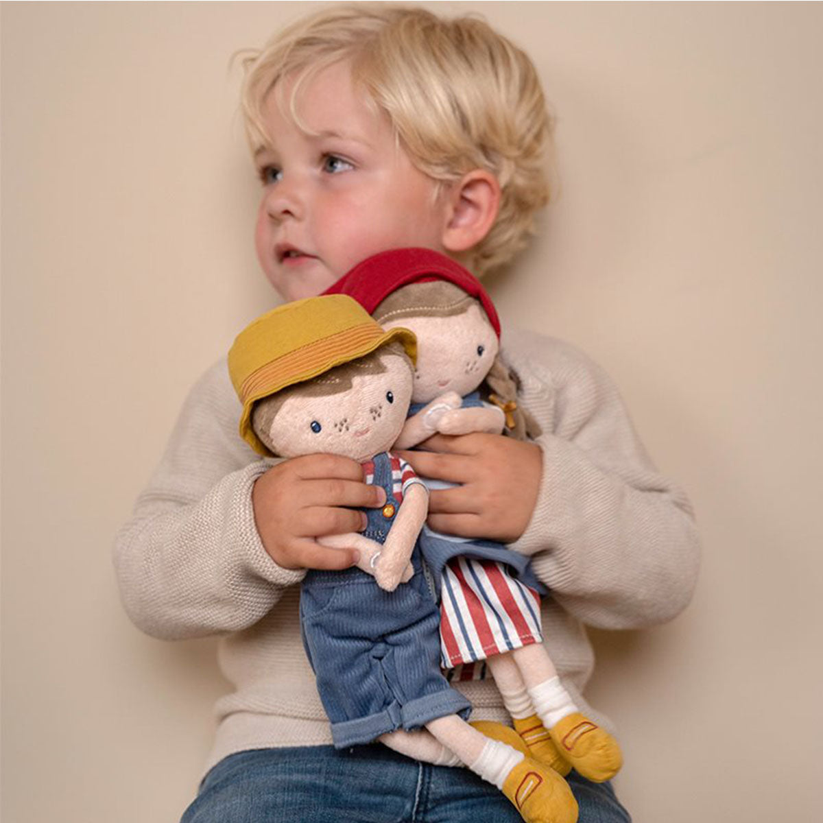 Deze superschattige Little Dutch knuffelpop Hollandse Jim is een unieke aanwinst in de knuffelcollectie van je kleintje. De lieve knuffel Jim neemt je kindje graag mee in het boerenleven. VanZus