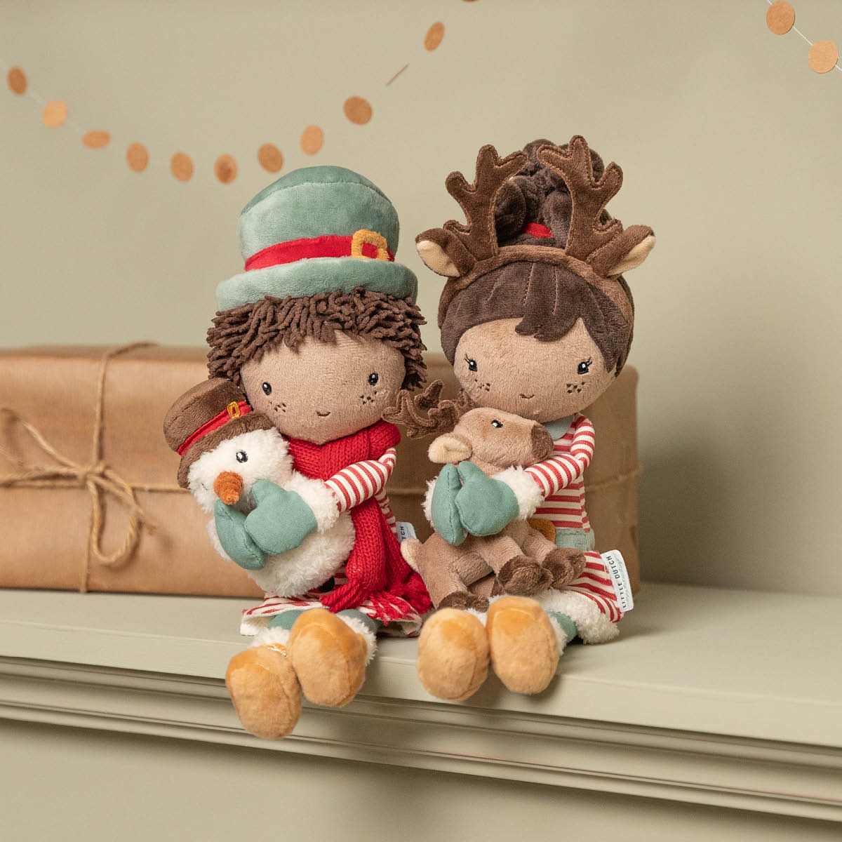 De superschattige knuffelpop Evi van Little Dutch is er nu ook in een Kerst-versie! Deze superschattige pop is een unieke aanwinst in de knuffelcollectie van je kleintje en voegt een vleugje magie toe aan de feestdagen. VanZus