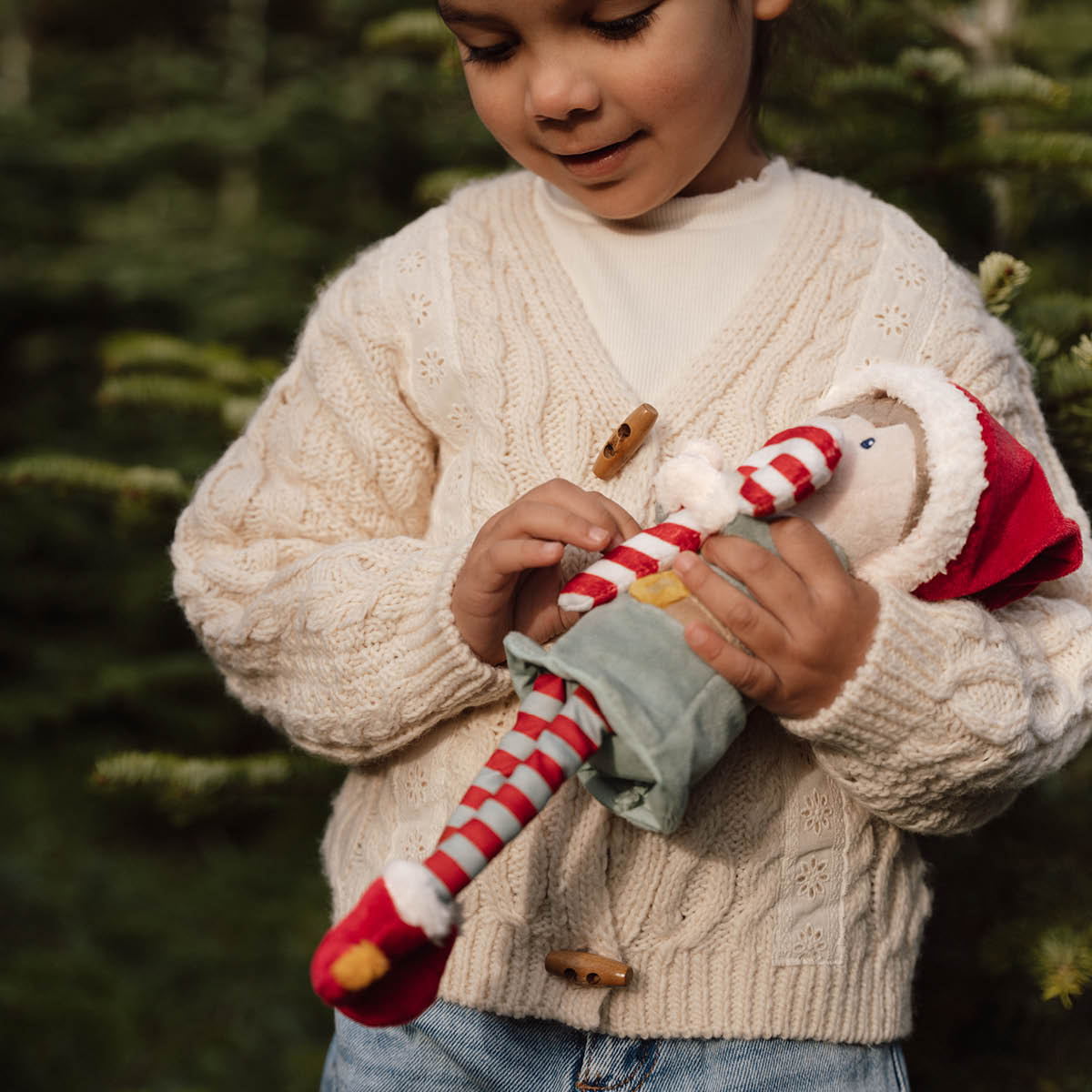 De superschattige knuffelpop Jim van Little Dutch is er nu ook in een Kerst-versie! Deze superschattige pop is een unieke aanwinst in de knuffelcollectie van je kleintje en voegt een vleugje magie toe aan de feestdagen. VanZus