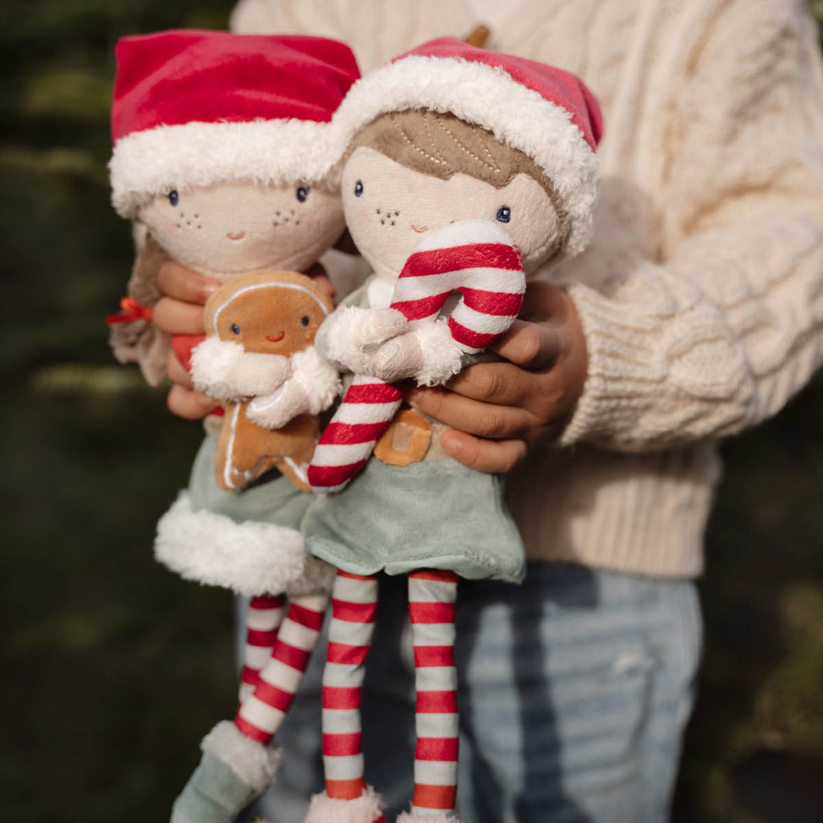 De superschattige knuffelpop Rosa van Little Dutch is er nu ook in een Kerst-versie! Deze superschattige pop is een unieke aanwinst in de knuffelcollectie van je kleintje en voegt een vleugje magie toe aan de feestdagen. VanZus