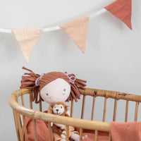 De Little Dutch knuffelpop Sophia is een zachte, kleurrijke pop van 35 cm, perfect voor kinderen van 1-6 jaar. Inclusief schattig knuffelaapje. VanZus.