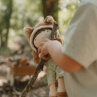Little Dutch knuffelpop Forest Friends Sam is een zachte, schattige pop in vosjesoutfit. Veilig vanaf 12 maanden, 35 cm. Een ideaal cadeau! VanZus