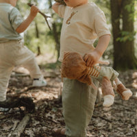 Little Dutch knuffelpop Forest Friends Sam is een zachte, schattige pop in vosjesoutfit. Veilig vanaf 12 maanden, 35 cm. Een ideaal cadeau! VanZus